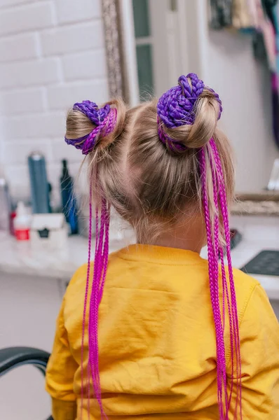 Farbige Zöpfe Lila Rosa Farbton Auf Einem Jährigen Blonden Mädchen — Stockfoto