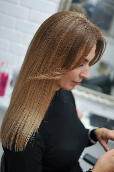 Жінка Красивим Довгим Коричневим Волоссям Профілі Салоні Краси — стокове фото