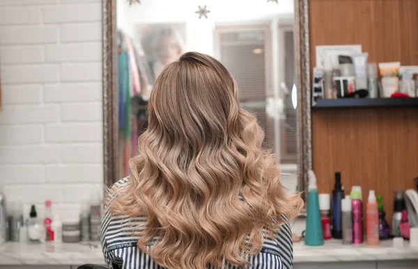 Hollywood Curls Young Blonde Woman Beauty Salon View Back — Stock Photo, Image