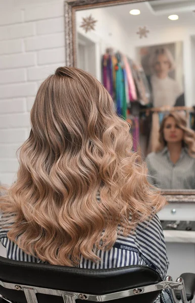 Hollywood Boucles Sur Une Jeune Femme Blonde Dans Salon Beauté — Photo