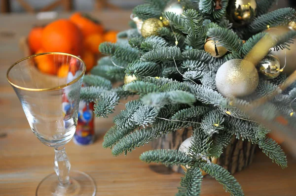 Kompozycja Świąteczna Mała Naturalna Choinka Ozdobiona Złotymi Zabawkami Mandarynkami Szklankami — Zdjęcie stockowe