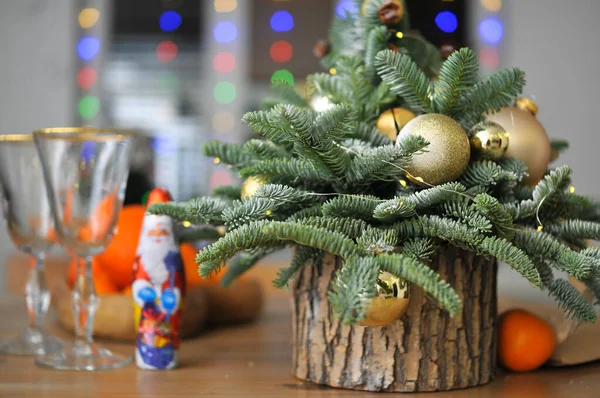 Composición Navideña Pequeño Árbol Navidad Natural Decorado Con Juguetes Dorados —  Fotos de Stock