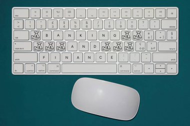 İnternet bankacılığı ve finans kavramını ifade eden hayali klavye