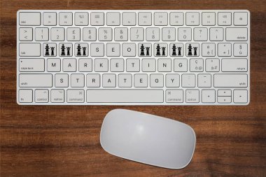 İnternet SEO pazarlama stratejisini ifade eden hayali klavye