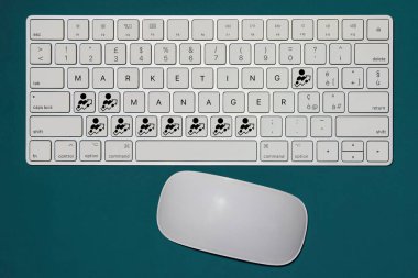Pazarlama Yöneticisi kavramını ifade eden hayali klavye