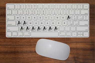 Pazarlama Yöneticisi kavramını ifade eden hayali klavye