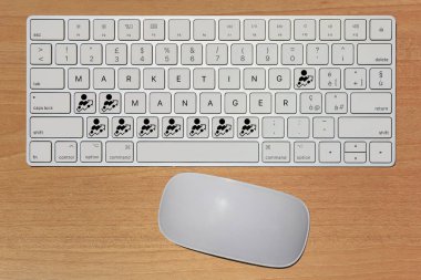 Pazarlama Yöneticisi kavramını ifade eden hayali klavye