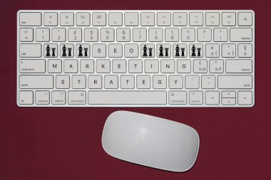 İnternet SEO pazarlama stratejisini ifade eden hayali klavye