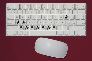 Pazarlama Yöneticisi kavramını ifade eden hayali klavye