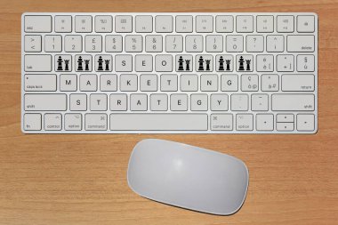 İnternet SEO pazarlama stratejisini ifade eden hayali klavye