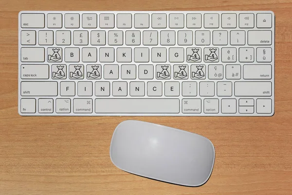 İnternet bankacılığı ve finans kavramını ifade eden hayali klavye