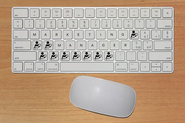 Pazarlama Yöneticisi kavramını ifade eden hayali klavye