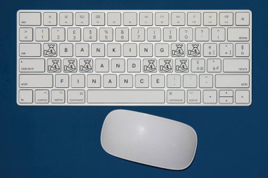İnternet bankacılığı ve finans kavramını ifade eden hayali klavye