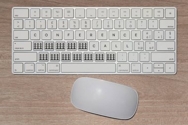 İnternet konferans çağrısı kavramını ifade eden hayali klavye