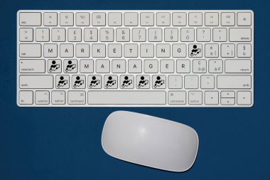 Pazarlama Yöneticisi kavramını ifade eden hayali klavye