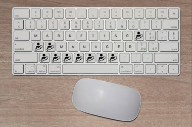 Pazarlama Yöneticisi kavramını ifade eden hayali klavye