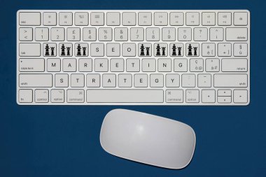 İnternet SEO pazarlama stratejisini ifade eden hayali klavye