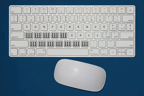 Fantasievolle Tastatur Die Das Konzept Einer Internet Telefonkonferenz Ausdrückt — Stockfoto