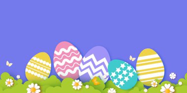 Renkli kâğıt yumurtalı şirin Paskalya Yumurtası Avı. Tatil ilanları ve afişler için bahar sahnesi.