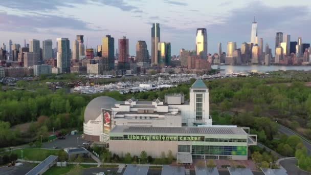 Aerial Liberty Science Center New Jersey Selama Coronavirus 2020 — Stok Video