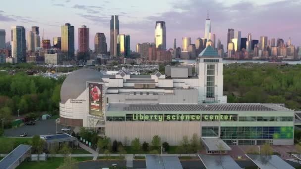 Aerial Liberty Science Center New Jersey Selama Coronavirus 2020 — Stok Video