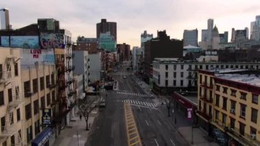 NYC 2021 'de hava salgınını durdurdu. Trafik yok..