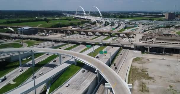 得克萨斯州达拉斯Margaret Mcdermott桥附近的繁忙公路空中 — 图库视频影像