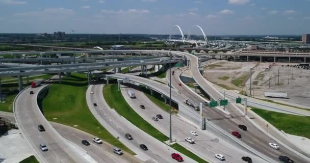 Luchtfoto Van Drukke Snelweg Nabij Margaret Mcdermott Bridge Dallas Texas — Stockvideo