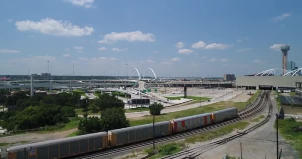 Aérea Autopista Ocupada Tren Paso Centro Dallas Texas — Vídeo de stock