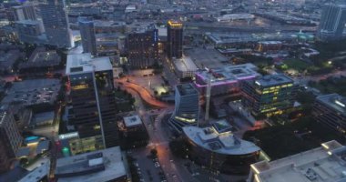 Dallas Havaalanı, Teksas Gece Yarısı