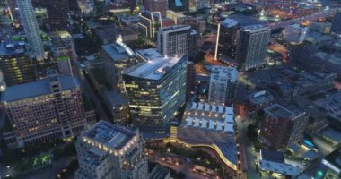 Dallas Havaalanı, Teksas Gece Yarısı