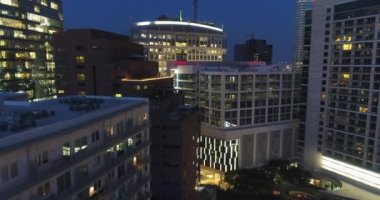 Dallas Havaalanı, Teksas Gece Yarısı