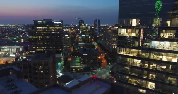 Antenne Von Downtown Dallas Texas Bei Nacht Vom Dach — Stockvideo