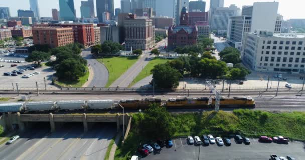 Aéreo Trem Que Passa Perto Downtown Dallas Texas — Vídeo de Stock