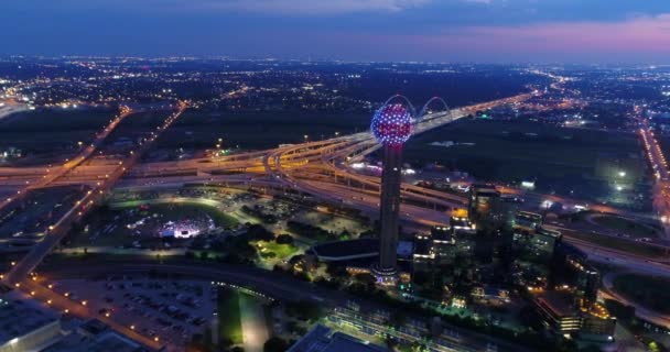 テキサス州ダウンタウンのレユニオンタワーの空中夜 — ストック動画