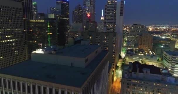 テキサス州ダウンタウンのスカイスクレーパーの空中夜 — ストック動画