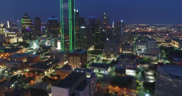 夜のテキサス州ダラスのダウンタウンの空中 — ストック動画