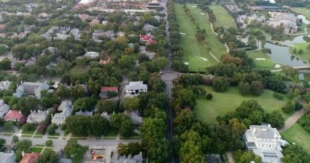 テキサス州ダラスのハイランドパークにあるゴルフ場の空中 — ストック動画