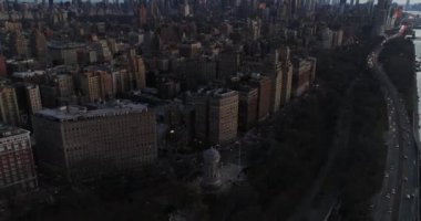 Askerler ve Denizciler Anıtı, 89. Cadde, New York