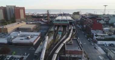 Williamsburg Havalimanı, Brooklyn, New York 'ta bir mahalle. Son yıllarda daha rafine olmasına rağmen Williamsburg 'da hala bir hipster var. Tren İstasyonu, Metro. Brooklyn Mahalleleri, Şehir