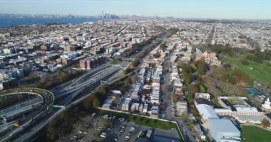 Williamsburg Havalimanı, Brooklyn, New York 'ta bir mahalle. Son yıllarda daha rafine olmasına rağmen Williamsburg 'da hala bir hipster var. Tren İstasyonu, Metro. Brooklyn Mahalleleri, Şehir