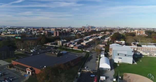 威廉斯堡的空中 纽约布鲁克林的一个街区 尽管近年来它变得更加精致 威廉斯堡仍然有一个嬉皮士 列车场 布鲁克林社区 — 图库视频影像