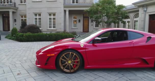 Porsche Ferrari Havayolları Long Island Mansion Estate Girişinde — Stok video