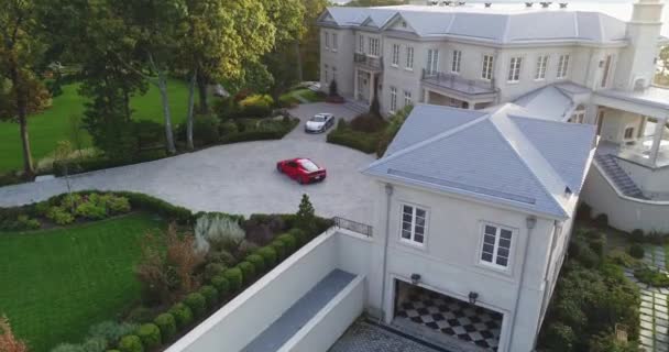 Aerial Zoom Porsche Ferrari Entrance Mansion Estate Long Island — Vídeo de Stock
