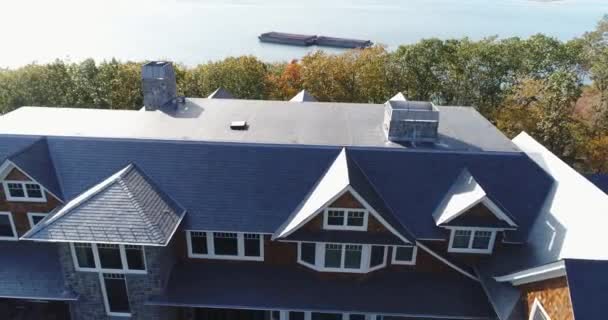 Aerial Close Large Estate Dom Nad Wodą Long Island — Wideo stockowe