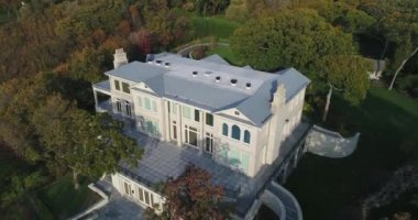Büyük Emlak 'ın Havadan Kapanışı, Arka Bahçe, Long Island