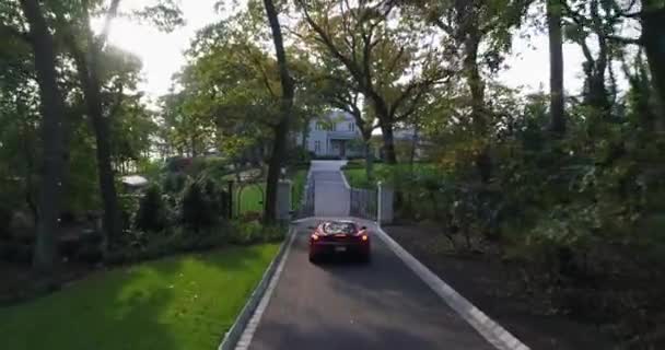 Aérea Ferrari Entrando Calzada Long Island Mansion Estate — Vídeo de stock