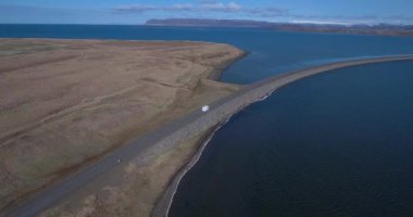 Boş nehir yolu köprüsü boyunca giden bir karavan karavanı.