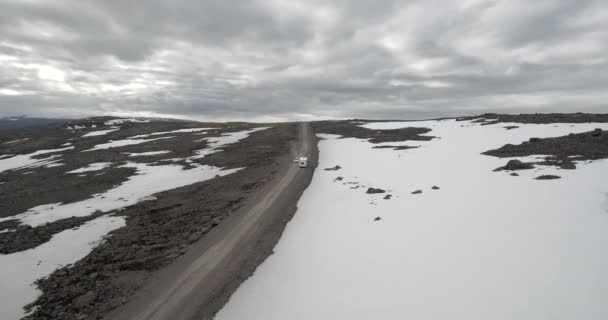 Aérien Camping Car Roulant Long Une Route Vierge Enneigée — Video