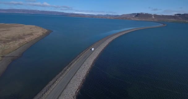 Aérea Autocaravana Que Conduce Largo Puente Carretera Río Vacío — Vídeo de stock